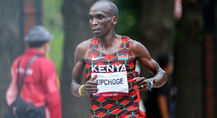 Eliud Kipchoge eases his way as he defends Olympics marathon title